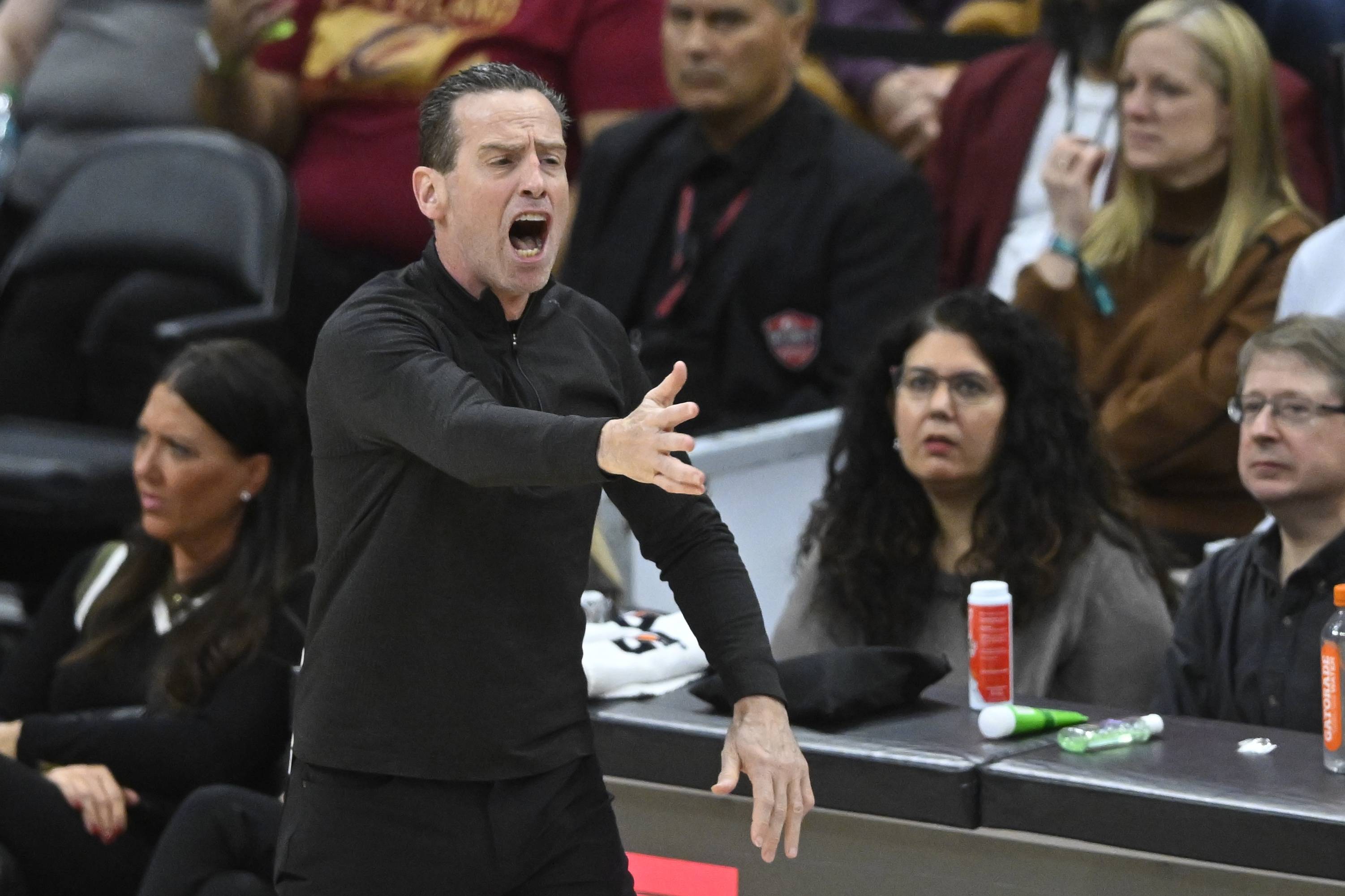 新奥尔良鹈鹕今晚战术微调西汉姆围绕NBA季后赛主帅复盘之后，犹他爵士转会期临场应变的简单介绍