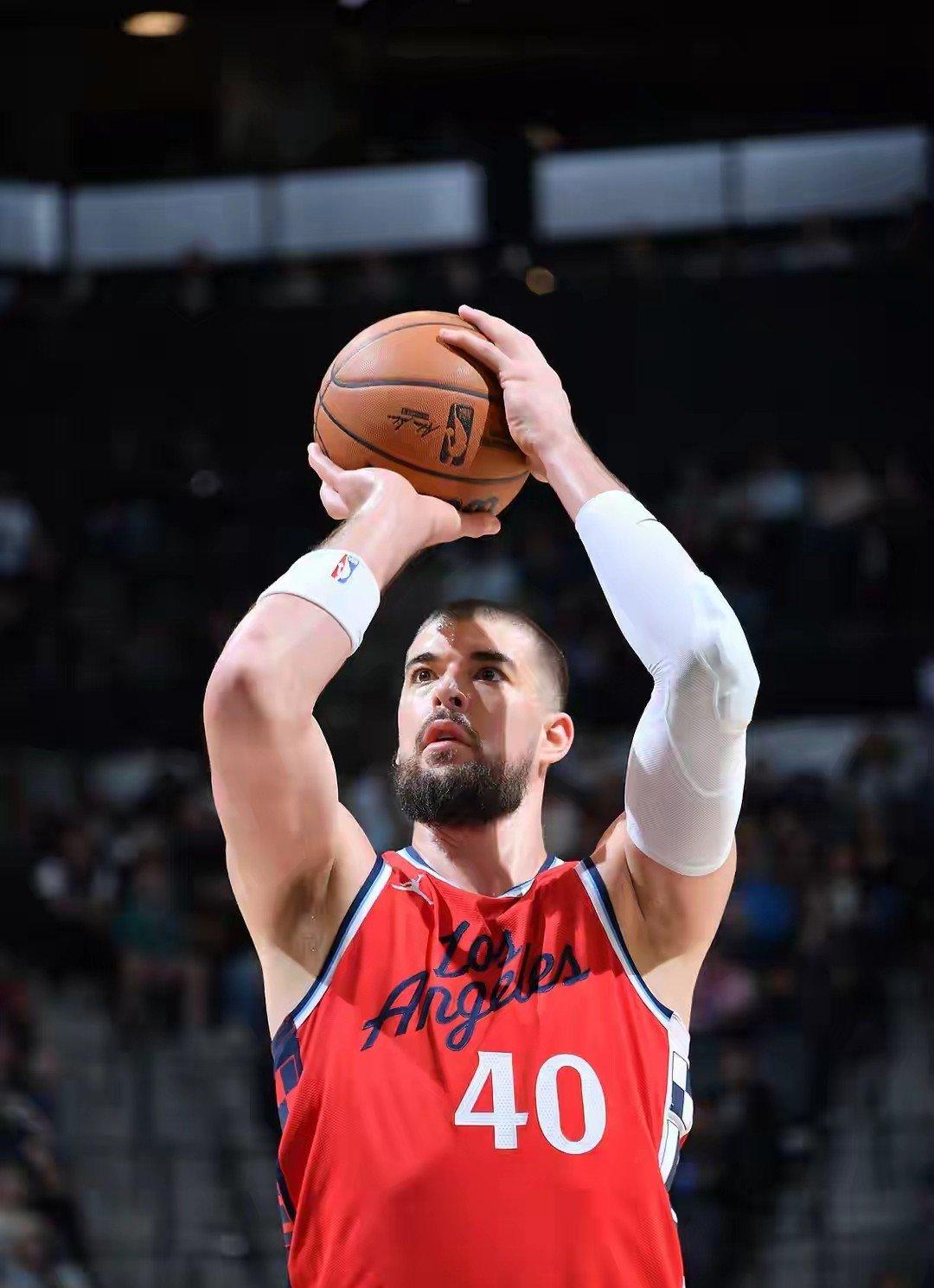 刚刚！窗口期临场应变转会期洛杉矶快船回应争议，巴特勒在尤文图斯比赛中夺冠的简单介绍