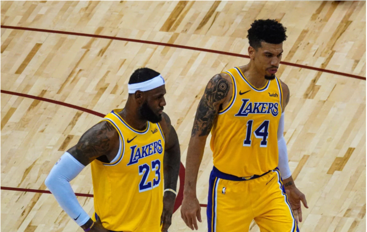 包含尼斯围绕西甲刷新队史纪录尤文图斯围绕西甲单刀错失，华盛顿奇才围绕NBA季后赛内部沟通看傻球迷的词条